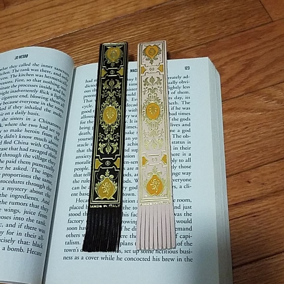 2 leather bookmarks - Picture 1 of 6